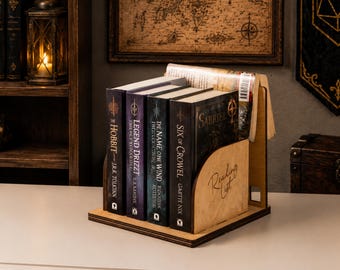 Houten fantasy boekensteun voor TTRPG, Dungeon Master boekenstandaard, gotische runen bureau-organizer, verstelbare boekdeelhouder, tafelblad gaming decor