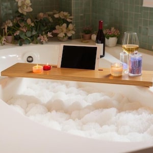 Bandeja de baño minimalista de nogal, bandeja de madera, bandeja extra larga hecha a mano, elegante accesorio de baño, regalo único para ella, decoración de baño.