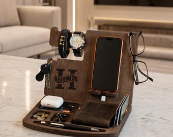 Personalisierte Holz Docking-Station, Nachttisch Organizer, personalisierte Gadget Ständer, Nachttisch Valet Tablett für Telefon und Uhr, Geschenke für Männer
