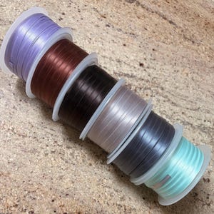 6 mm breites, doppelseitiges Premium-Satinband, 100 Yards Rolle – 1/4 Zoll breites, glattes, glänzendes Stoffband für Haarschleifen, Geschenkverpackungen, Bastelarbeiten und Nähen