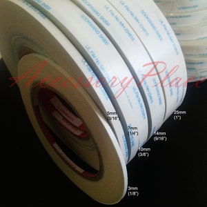 Pode incluir: Um close-up de uma pilha de rolos de fita adesiva branca com texto azul e medidas em mil&iacute;metros e polegadas. O texto na fita diz "SOOKWANG SK800" e "UL File No.:MH 234816".