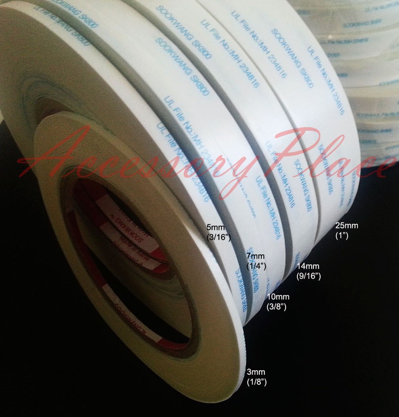 Pode incluir: Um close-up de uma pilha de rolos de fita adesiva branca com texto azul e medidas em mil&iacute;metros e polegadas. O texto na fita diz "SOOKWANG SK800" e "UL File No.:MH 234816".