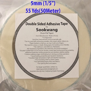 Pode incluir: Um rolo de fita adesiva de dupla face, com 5 mm de largura e 50 metros de comprimento, fabricado pela Sookwang. A fita &eacute; livre de &aacute;cido, resistente ao calor e ecologicamente correta. Tem um suporte de papel e pode ser rasgada &agrave; m&atilde;o. A fita &eacute; ideal para montar placas de metal ou pl&aacute;stico, laminar espumas, filmes e tecidos, e unir filmes e pap&eacute;is.