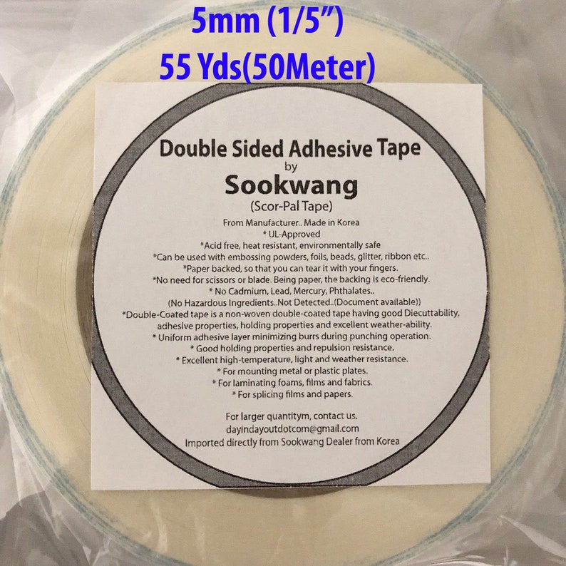 Pode incluir: Um rolo de fita adesiva de dupla face, com 5 mm de largura e 50 metros de comprimento, fabricado pela Sookwang. A fita &eacute; livre de &aacute;cido, resistente ao calor e ecologicamente correta. Tem um suporte de papel e pode ser rasgada &agrave; m&atilde;o. A fita &eacute; ideal para montar placas de metal ou pl&aacute;stico, laminar espumas, filmes e tecidos, e unir filmes e pap&eacute;is.