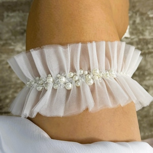 Wedding Garter with Tulle, Light ivory wedding garter for bride,  Elegant tulle garter, Modest pearl garter, Modern leg garter