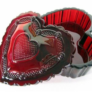 Vintage Avon 1876 Cape Cod sieradendoosje in de vorm van een hart van robijnrood glas, Valentijnsschaaltje van rood glas in de vorm van een hart met deksel, donkere gotische romantische uitstraling.