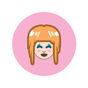 以下が含まれることがあります： オレンジ色の髪、青い目、ピンクのチークの笑顔の顔の漫画イラスト。ピンクの円の背景に設定されています。顔はニュートラルな表情で、濃い茶色で縁取られています。