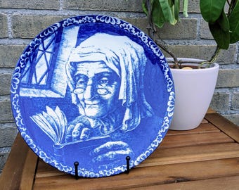 Vintage Delft Blue Teller – Holländische alte Dame beim Lesen, Boch Belgien (12"/25 cm)