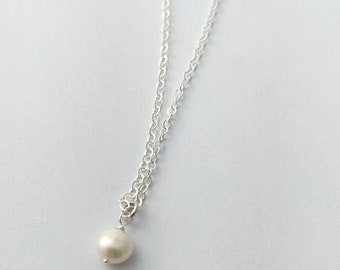 Small Pearl necklace with silver chain