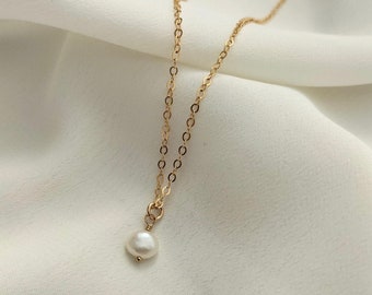 Small Pearl necklace with gold chain