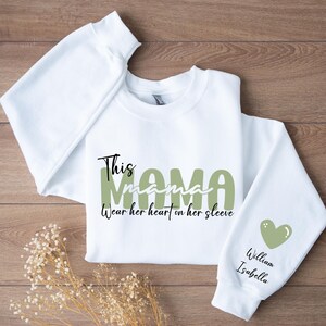 Individuell Diese Mama trägt ihr Herz auf ihrem Ärmel Sweatshirt, Mama Shirt mit Namen, Muttertagsgeschenk, personalisierter Ärmel Hoodie, Muttertag