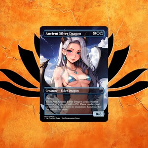 Peut inclure: Une carte de jeu de fantasy illustrant un dragon argenté aux yeux bleus et aux longs cheveux blancs. La carte est intitulée "Ancient Silver Dragon" et a une force et une endurance de 8/8. Le texte de la carte se lit comme suit : "Vol. Chaque fois que le Dragon d'Argent Antique inflige des dégâts de combat à un joueur, lancez un d20. Piochez un nombre de cartes égal au résultat. Vous n'avez pas de limite de main maximale pour le reste de la partie."