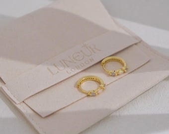 Delicados pendientes de aro con ópalo dorado, pendientes minimalistas con ópalo, pendientes de opalita con forma de Peddy, pendientes con ópalo dorado, regalo para ella, pendientes con ópalo y circonita