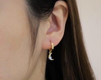 Sierlijke gouden opaal maan en ster Space Huggie-oorbellen, opaal maan en ster bungelende oorbellen, Luna Este Opal-oorbellen, Opal-oorbellen