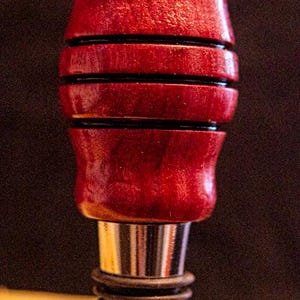 Tapones para botellas de vino hechos a mano de madera exótica con acero inoxidable.