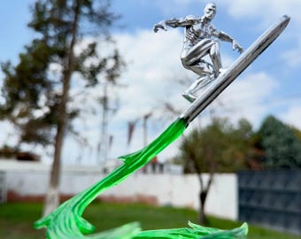 Figura de Silver Surfer: Maestro de las Ondas Cósmicas