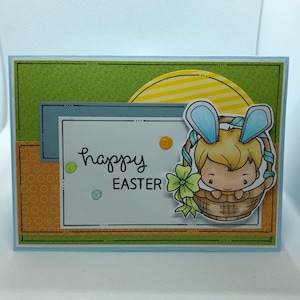 Tarjeta de Pascua - Niño en Cesta - Felices Pascuas