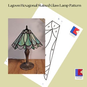 Könnte beinhalten: Eine Tiffany-Lampe mit einem sechseckigen Schirm in Grün- und Weißtönen. Die Lampe steht auf einem Holztisch. Das Bild zeigt auch ein Muster für den Lampenschirm.