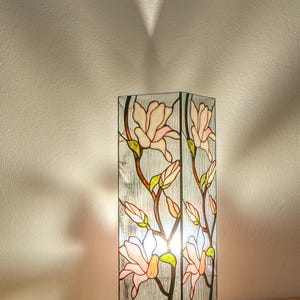 Pattern on a stained glass quadrilateral lamp Magnolia
