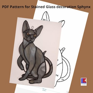 Puede incluir: Un patrón de vitral para un gato Sphynx, con piezas numeradas para el montaje. El patrón está impreso en papel blanco con líneas negras. La pieza de vitral terminada tendrá aproximadamente 148 mm de altura.