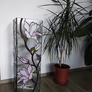 Pattern on a stained glass quadrilateral lamp Magnolia