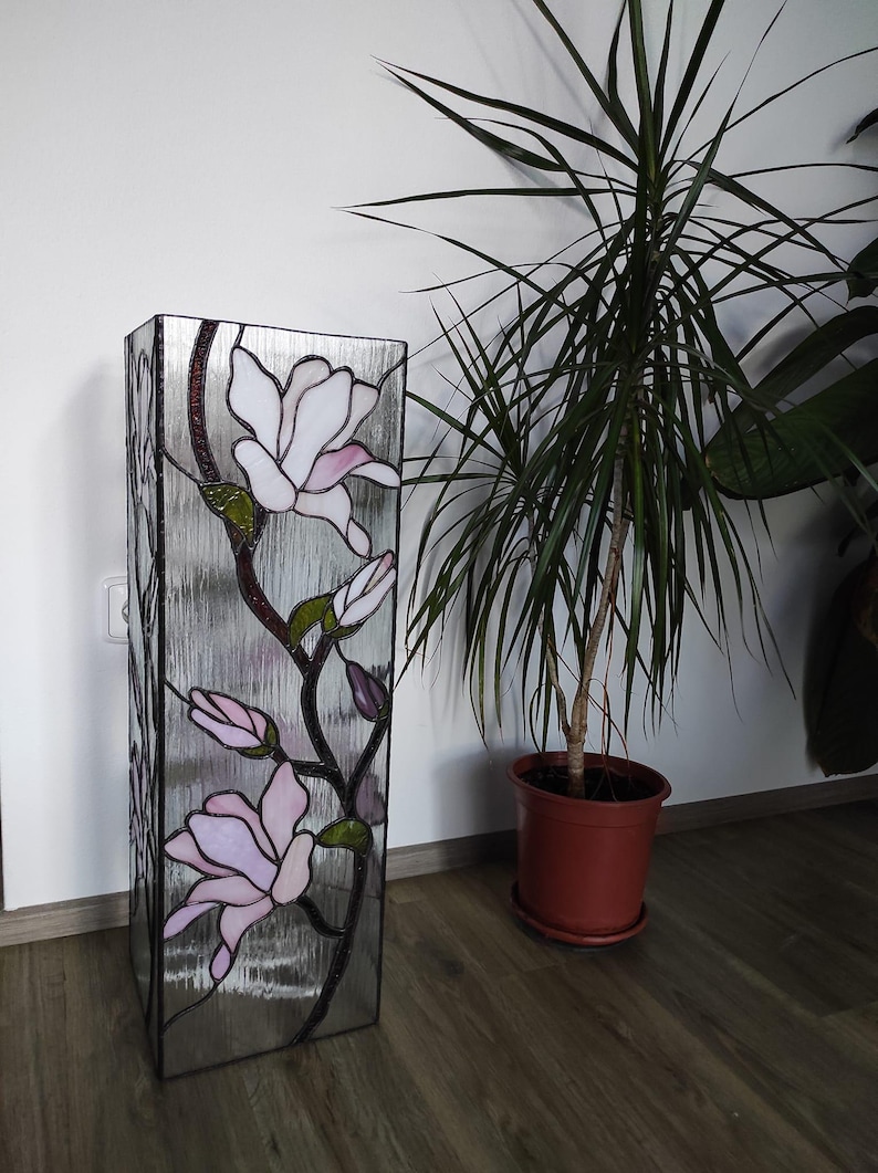 Pattern on a stained glass quadrilateral lamp Magnolia