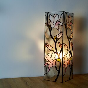 Pattern on a stained glass quadrilateral lamp Magnolia