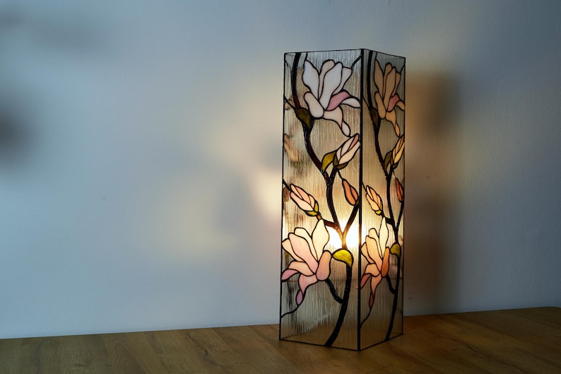 Pattern on a stained glass quadrilateral lamp Magnolia
