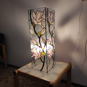 Pattern on a stained glass quadrilateral lamp Magnolia
