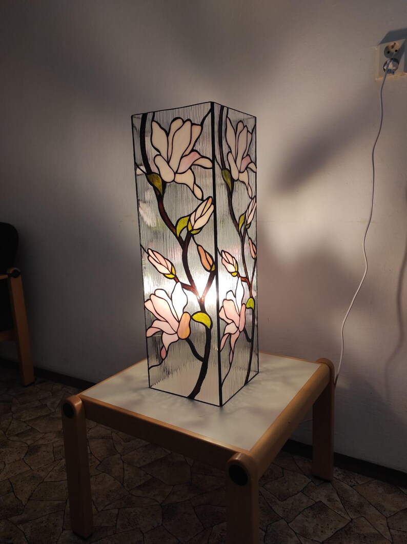 Pattern on a stained glass quadrilateral lamp Magnolia