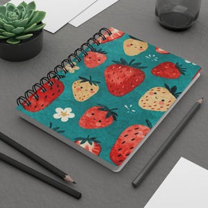 Piccolo quaderno con rilegatura a spirale, copertina lucida con motivo fragole estive, formato 5x7 pollici, 150 pagine a righe.