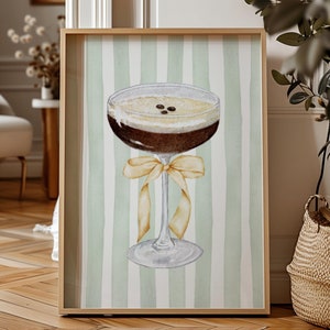 Impresión digital en acuarela de color verde salvia con espresso martini - Impresión de arte mural con martini - Póster de cóctel - Estética de apartamento - Arte con rayas de martini