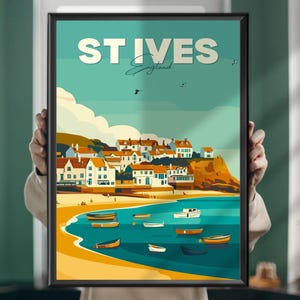 Puede incluir: Una ilustración colorida de St Ives, Inglaterra, con un pueblo en un acantilado con vistas a una bahía azul con barcos. El texto "ST IVES England" está en la parte superior de la imagen.