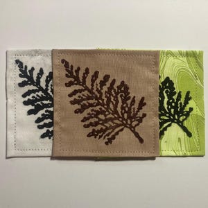Handgemaakte linosnede patch - witte ceder