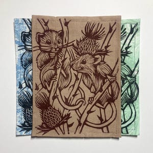 Handgefertigter Linolschnitt Aufnäher - Feldmäuse auf Disteln