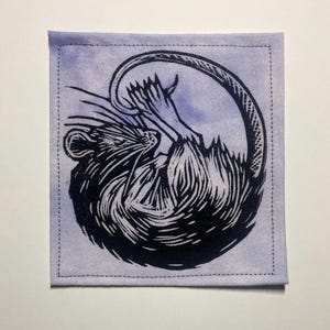 Handgefertigter Linolschnitt Aufnäher - Schlafende Ratte Black/Purple Marble