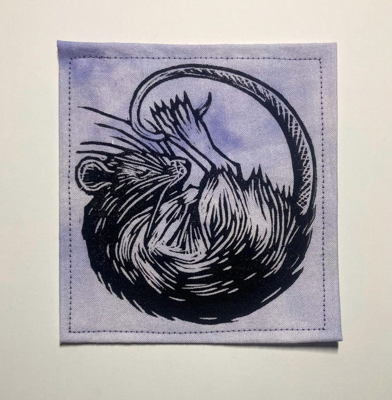 Handgefertigter Linolschnitt Aufnäher - Schlafende Ratte Black/Purple Marble