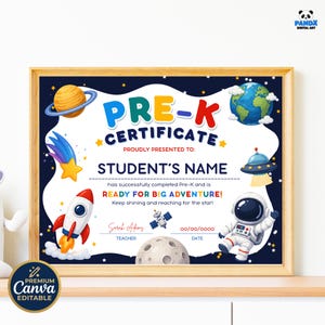 Puede incluir: Un certificado Pre-K enmarcado con un tema espacial. El certificado presenta un cohete, un astronauta, planetas y el texto "CERTIFICADO PRE-K". Incluye ilustraciones temáticas espaciales y campos de texto para el nombre del estudiante.