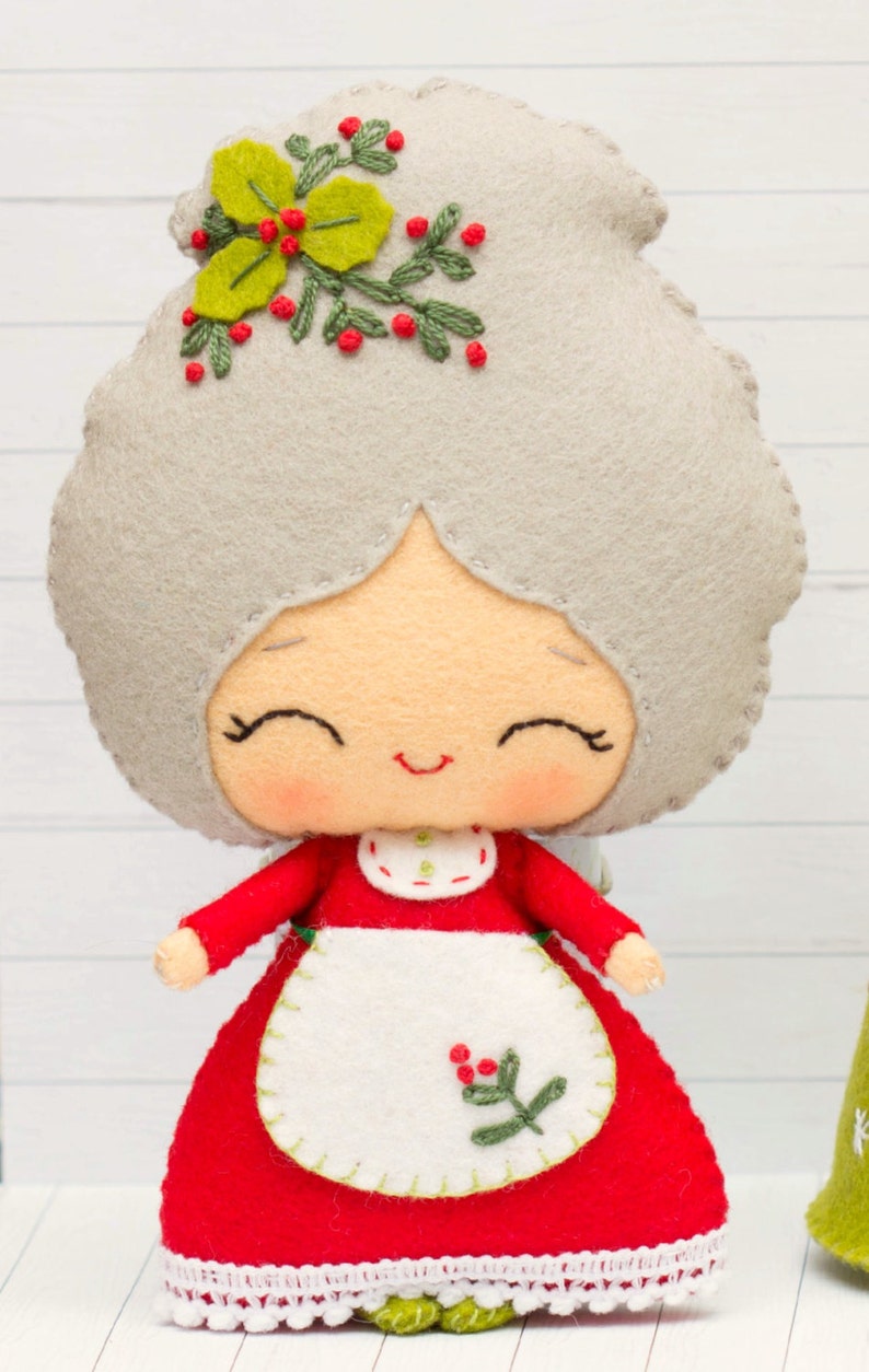 PDF Pattern. Mrs. Santa with a Christmas tree image 5