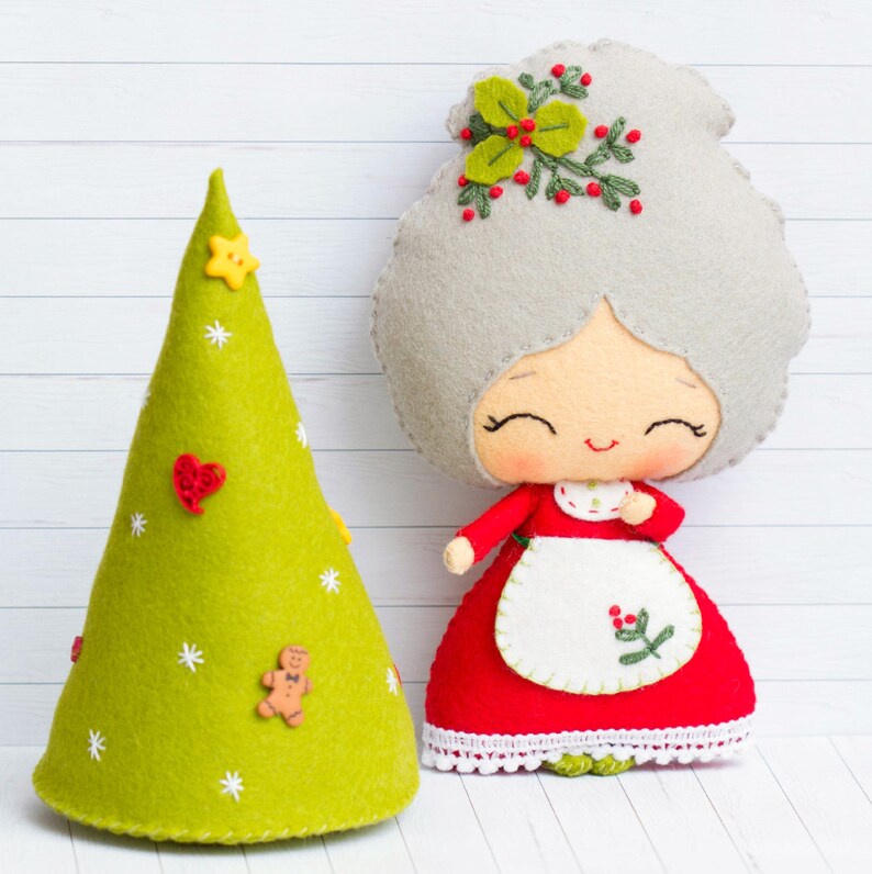 PDF Pattern. Mrs. Santa with a Christmas tree image 2