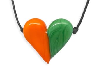 Universität von Miami - Orange und Grünes Geflammte Glas Herz Halskette an einer verstellbaren schwarzen Baumwollkordel