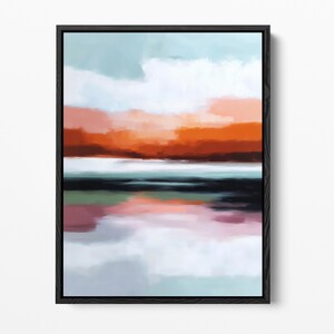 Op de afbeelding: Een ingelijst abstract schilderij met horizontale kleurstroken in lichtblauw, wit, feloranje, dieprood, donkergroenblauw, gedempt groen en zachtroze. De compositie maakt gebruik van vervaagde penseelstreken voor een gelaagd effect.
