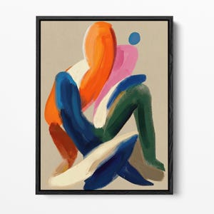 Può includere: Una stampa d'arte da parete incorniciata che presenta una composizione astratta di forme fluide a pennellate nei colori arancione vivace, rosa, blu intenso, verde scuro e crema su uno sfondo beige neutro, con un piccolo cerchio blu pieno.