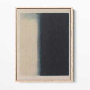 Puede incluir: Arte abstracto en lienzo en un marco de madera natural. La obra presenta un diseño dividido verticalmente con un lado izquierdo beige y un lado derecho azul marino oscuro, creando una estética minimalista.