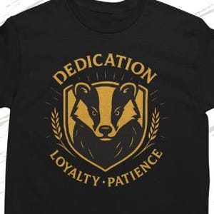 Das Zauberer Haus Motto Shirt – Mut, Ehrgeiz, Weisheit, Loyalität – Hogwarts-inspiriertes Haus Wappen Tee – Magisches Fandom Geschenk – Unisex T-Shirt