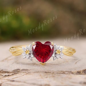Unik hjärtformad fyrverkeriprydd rubinförlovningsring, naturinspirerad edelweissblommig design, handgjord ring i massivt guld i två toner