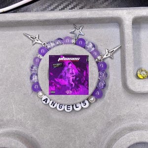 Pulsera con dijes Y2K inspirada en Chase Atlantic: joyería personalizable para fans