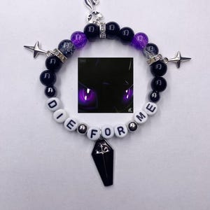 Puede incluir: Una taza de cerámica blanca con un asa negra y el texto "But First, Coffee" en negrita negra. La taza se encuentra sobre un fondo borroso, resaltando su diseño simple.