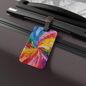 Kleurrijke verfwerveling bagagelabel regenboog abstracte kunst reislabel levendige artistieke kofferaccessoire voor creatievelingen en kleurliefhebbers