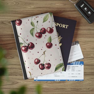 Funda de pasaporte de piel sintética con código de cereza vintage, billetera de viaje retro con cereza roja, lindo porta pasaporte con temática de cereza, elegante cereza